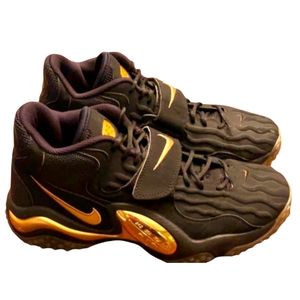 Men Nike Zooms size 9.5 Black and Gold